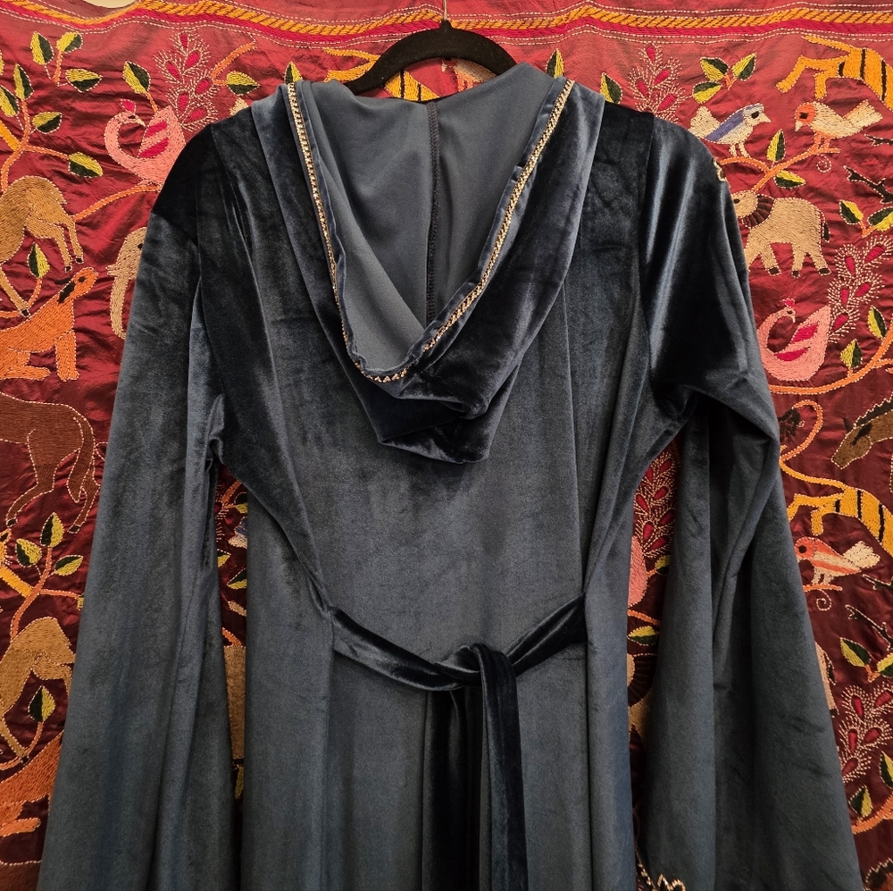 Game Of Thrones Velvet Embellished Gown With Hood Handmade - Picture 7 of 15